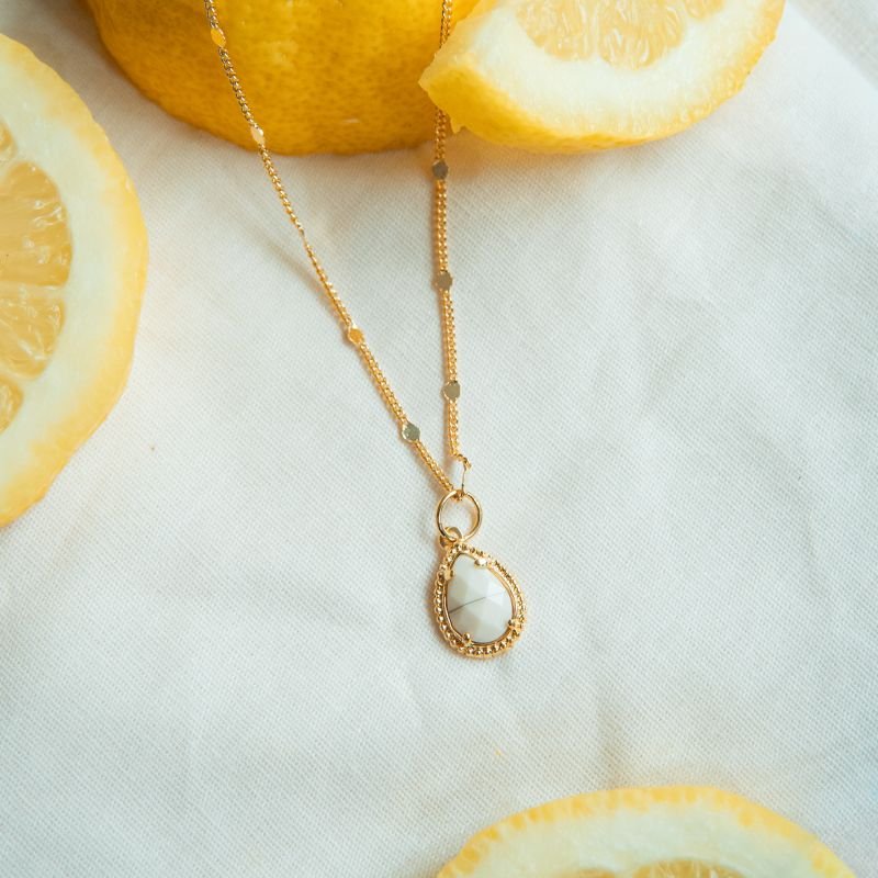 Colar Howlita sintética folheado a ouro 18k