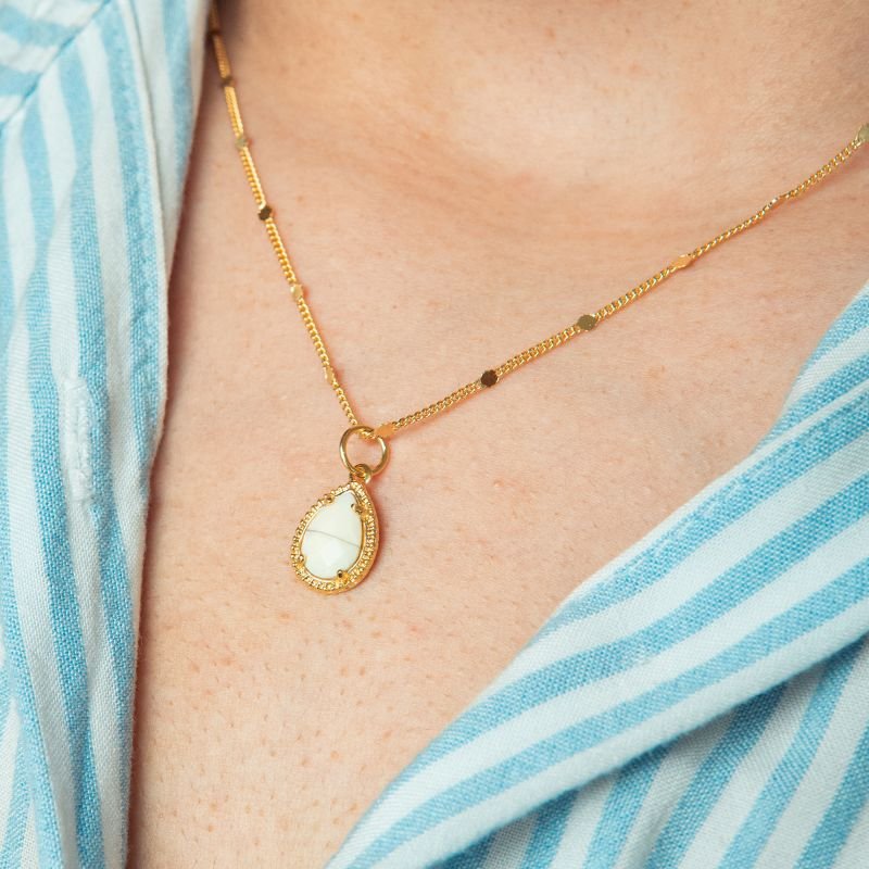 Colar de pedra sintética cor offwhite folheado a ouro 18k