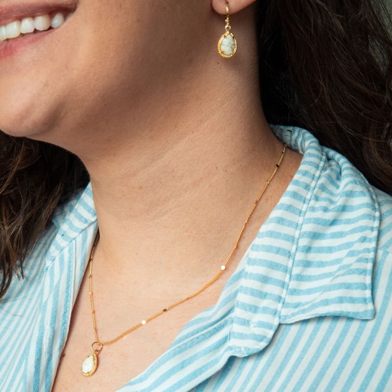 Colar de pedra sintética cor offwhite folheado a ouro 18k