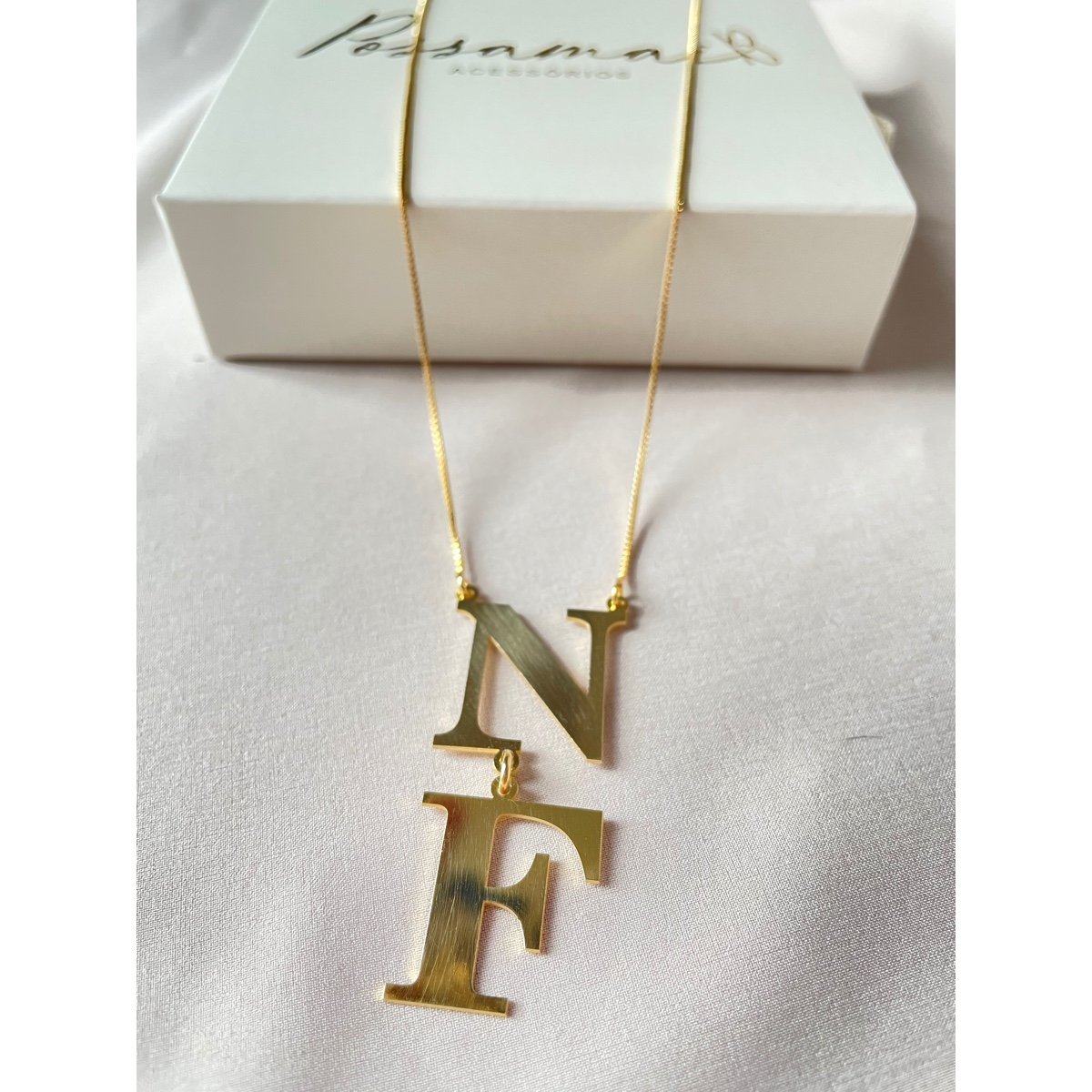 Colar Iniciais Vertical folheado a ouro 18k (item personalizado, leia a descrição)