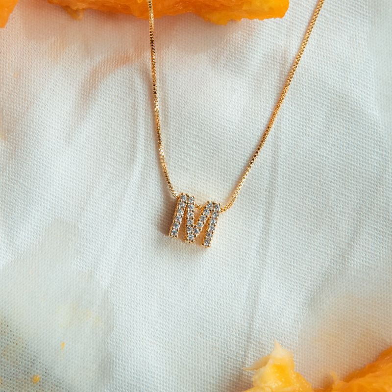 Colar inicial minimalista cravejado folheado a ouro 18k