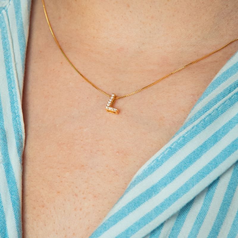 Colar inicial minimalista cravejado folheado a ouro 18k