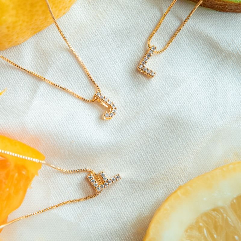 Colar inicial minimalista cravejado folheado a ouro 18k