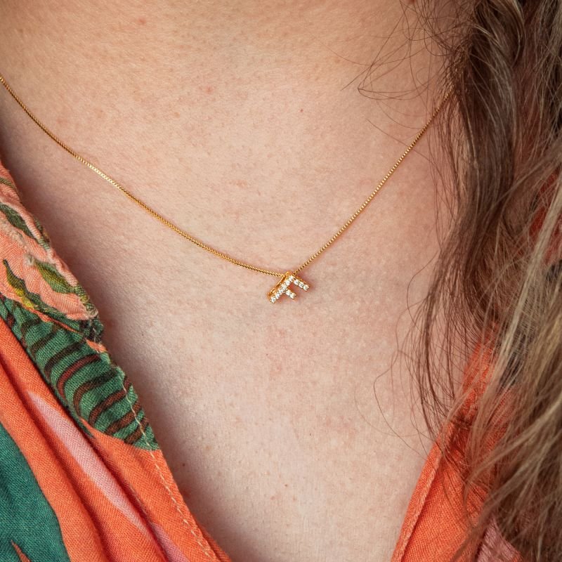 Colar inicial minimalista cravejado folheado a ouro 18k