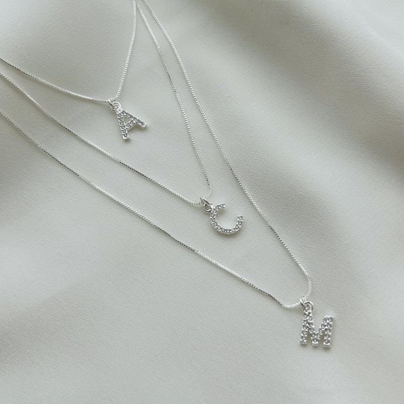 Colar inicial minimalista cravejado folheado a prata