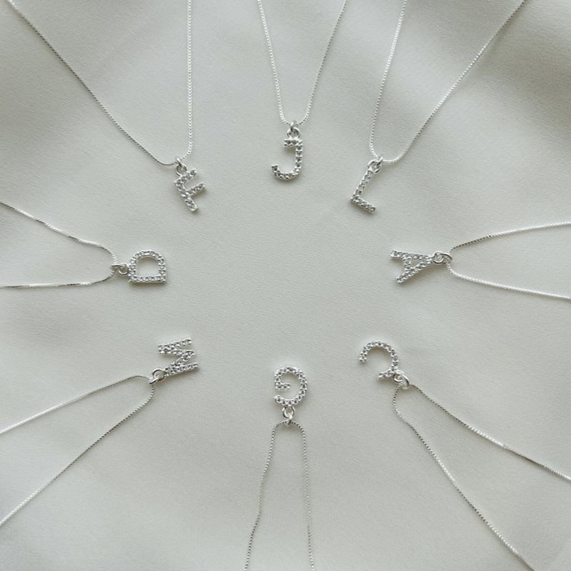 Colar inicial minimalista cravejado folheado a prata