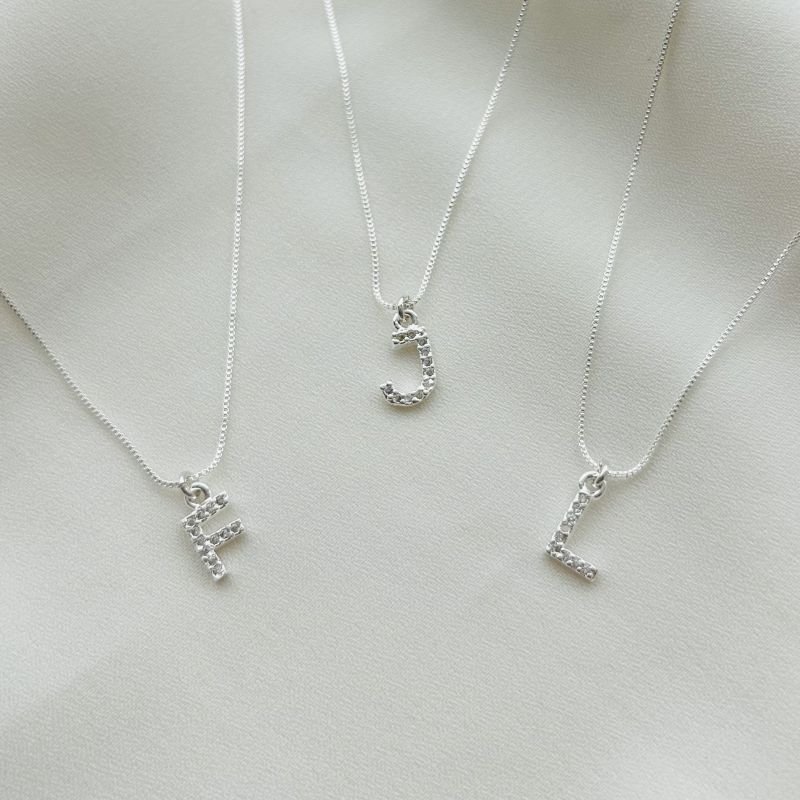 Colar inicial minimalista cravejado folheado a prata