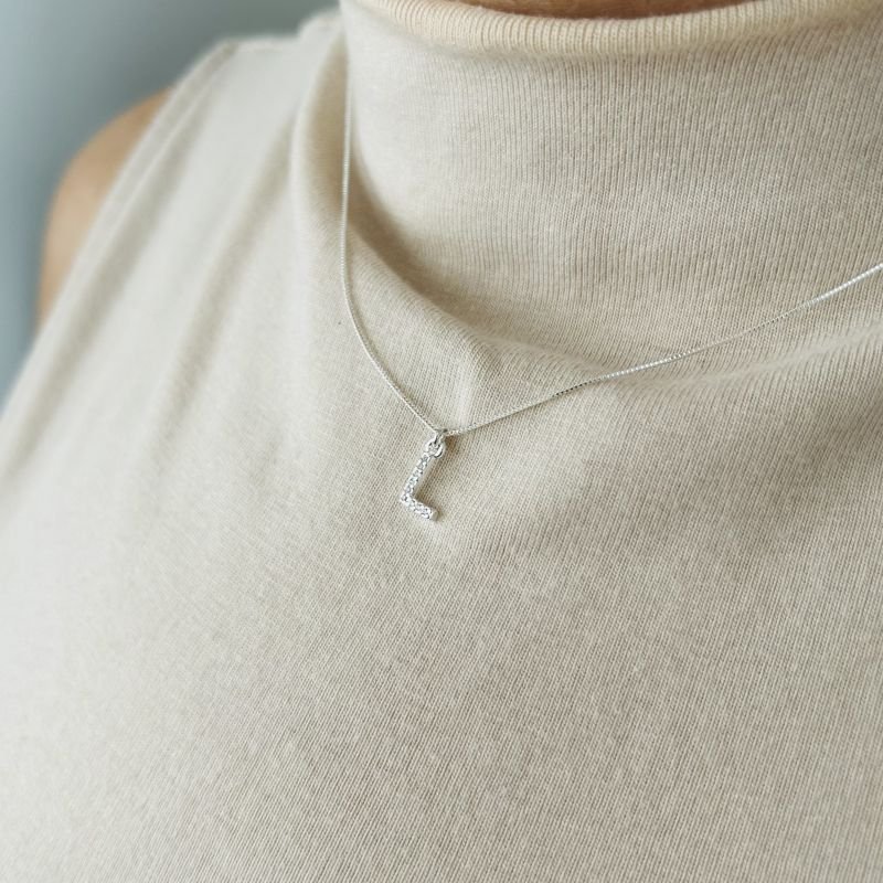 Colar inicial minimalista cravejado folheado a prata