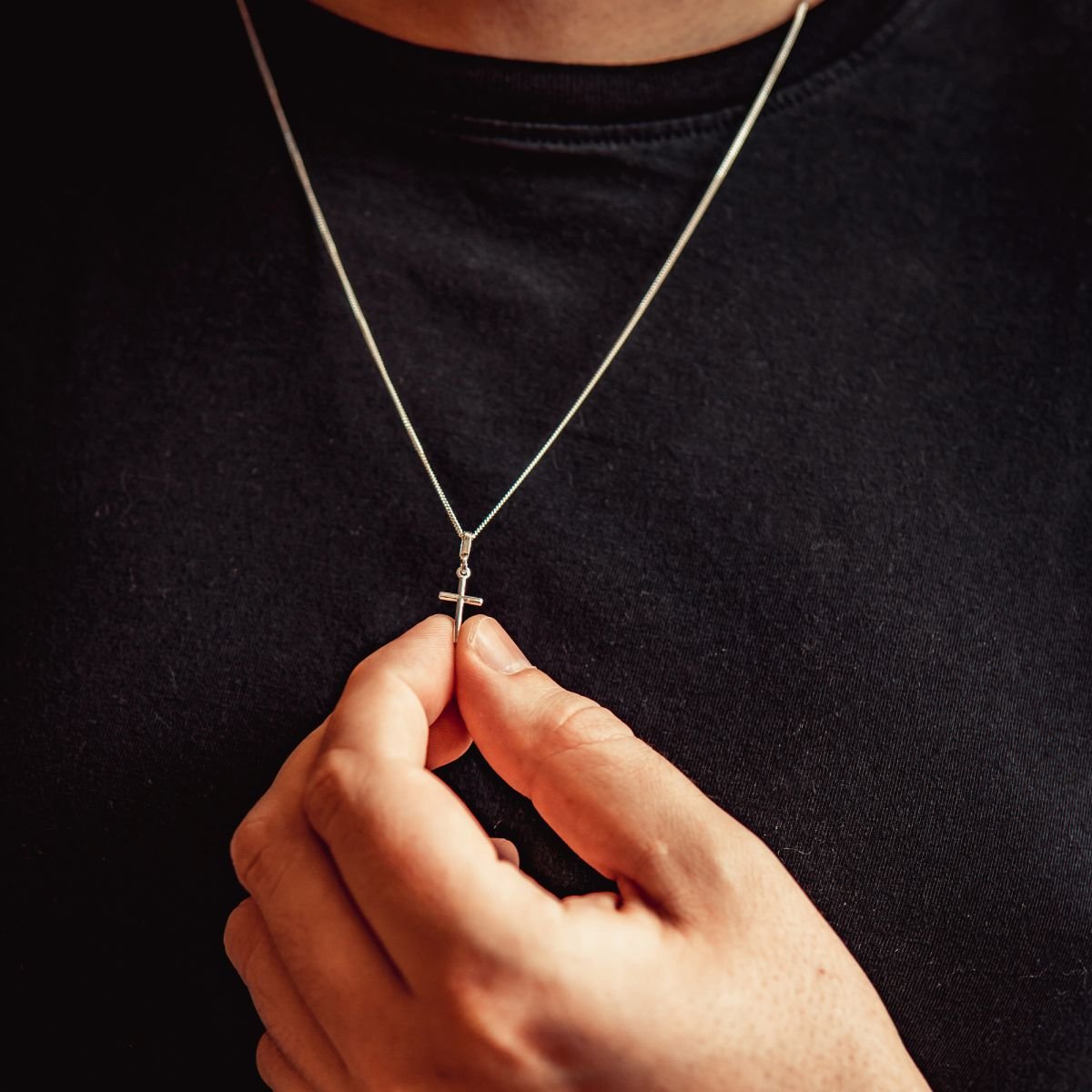 Colar masculino de elos groumet com crucifixo em prata 925