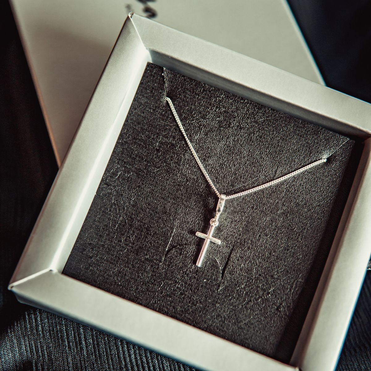 Colar masculino de elos groumet com crucifixo em prata 925