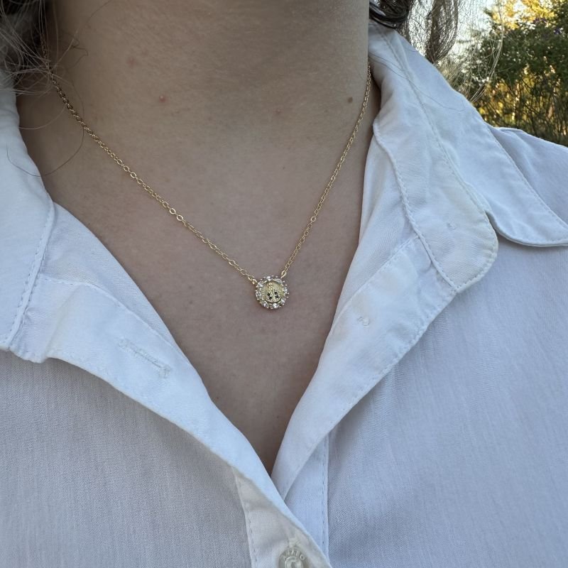 Colar Nossa Senhora Aparecida com contorno cravejado folheado a ouro 18k