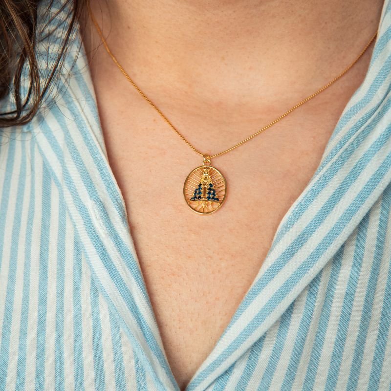 Colar Nossa Senhora Aparecida com manto azul folheado a ouro 18k