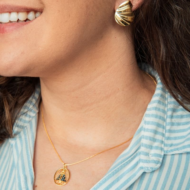 Colar Nossa Senhora Aparecida com manto azul folheado a ouro 18k