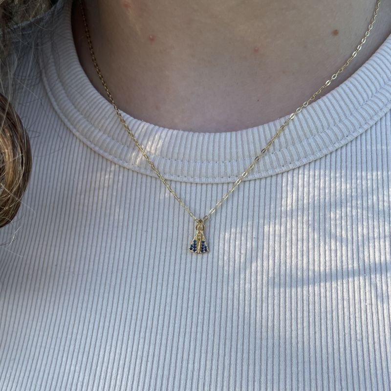 Colar Nossa Senhora com zircônias azuis folheado a ouro 18k