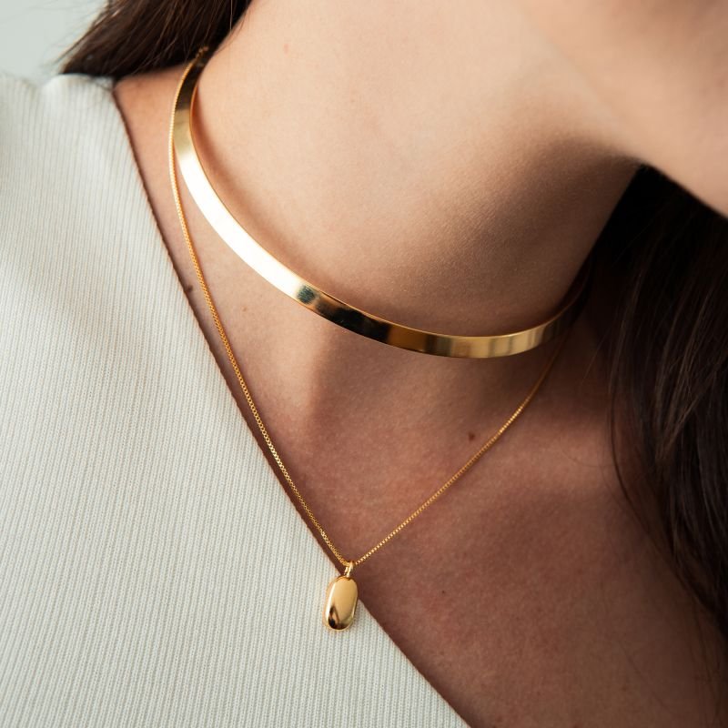 Colar oval liso folheado a ouro 18k