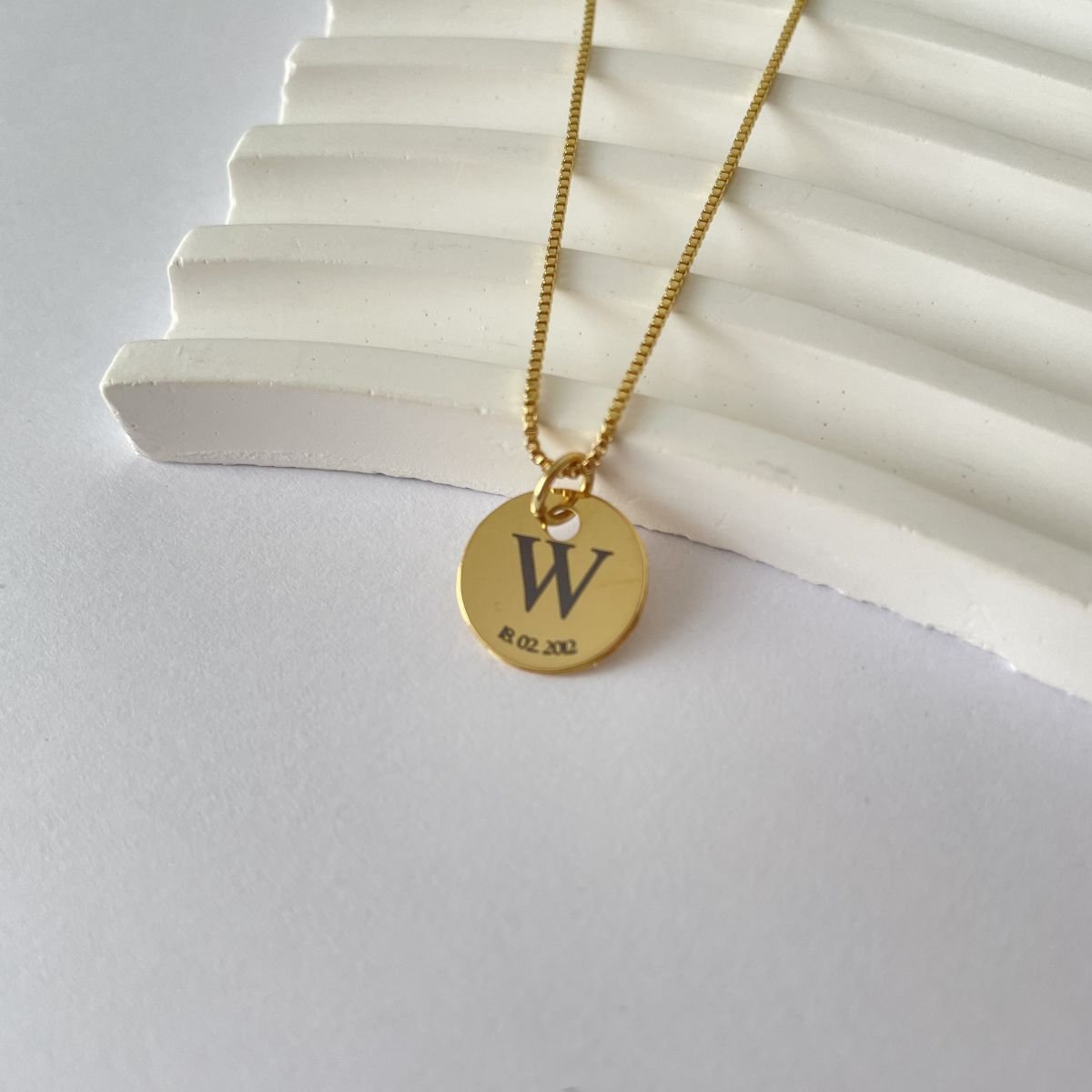 Colar inicial com data folheado a ouro 18k - 2 dias úteis para envio