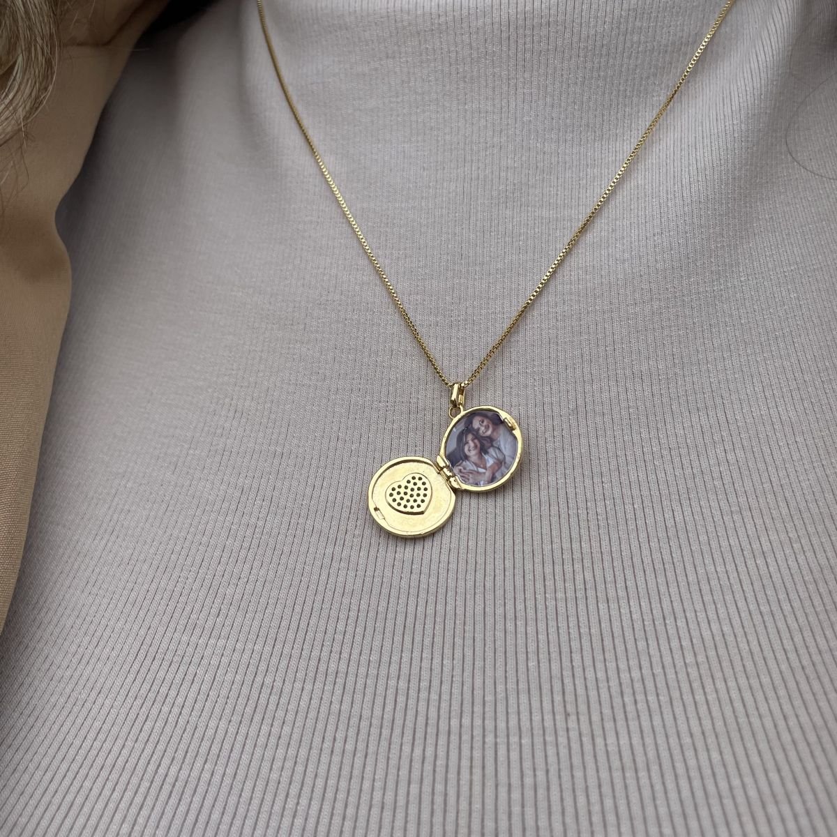 Colar Relicário já com 1 foto folheado a ouro 18k