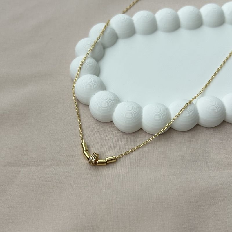 Conjunto Argola retangular com centro cravejado e colar minimalista com tubinhos folheado a ouro 18k