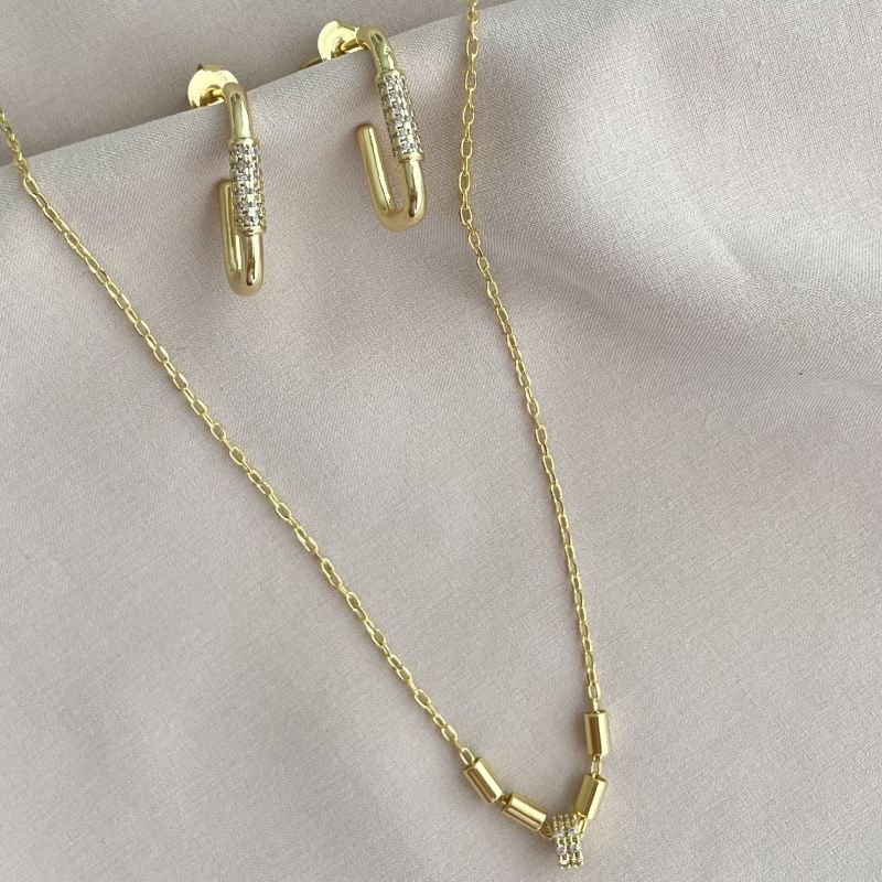 Conjunto Argola retangular com centro cravejado e colar minimalista com tubinhos folheado a ouro 18k