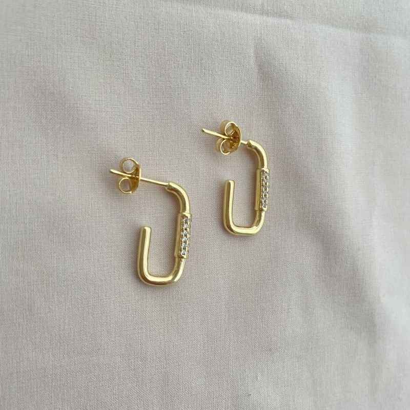 Conjunto Argola retangular com centro cravejado e colar minimalista com tubinhos folheado a ouro 18k