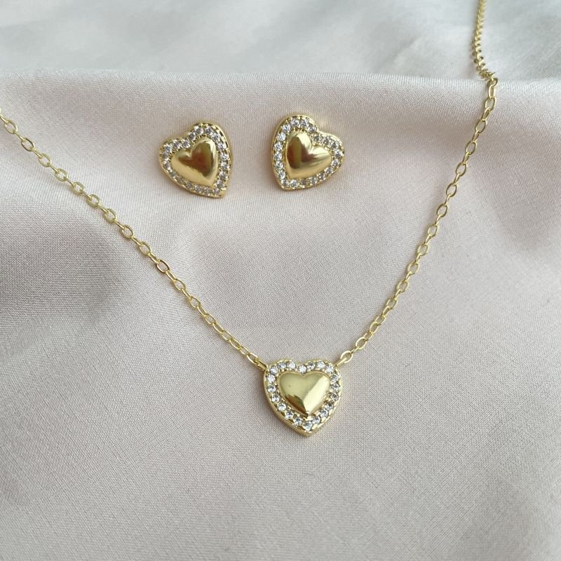 Conjunto Coração com Contorno Cravejado em zircônias brancas folheado a ouro 18k