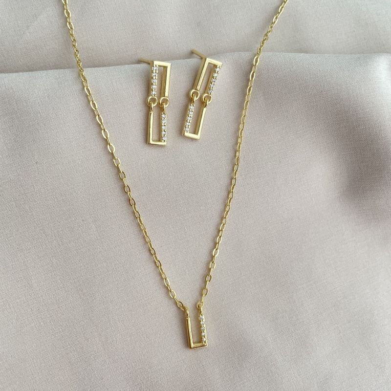 Conjunto Geométrico Retangular cravejado em zircônias brancas folheado a ouro 18k