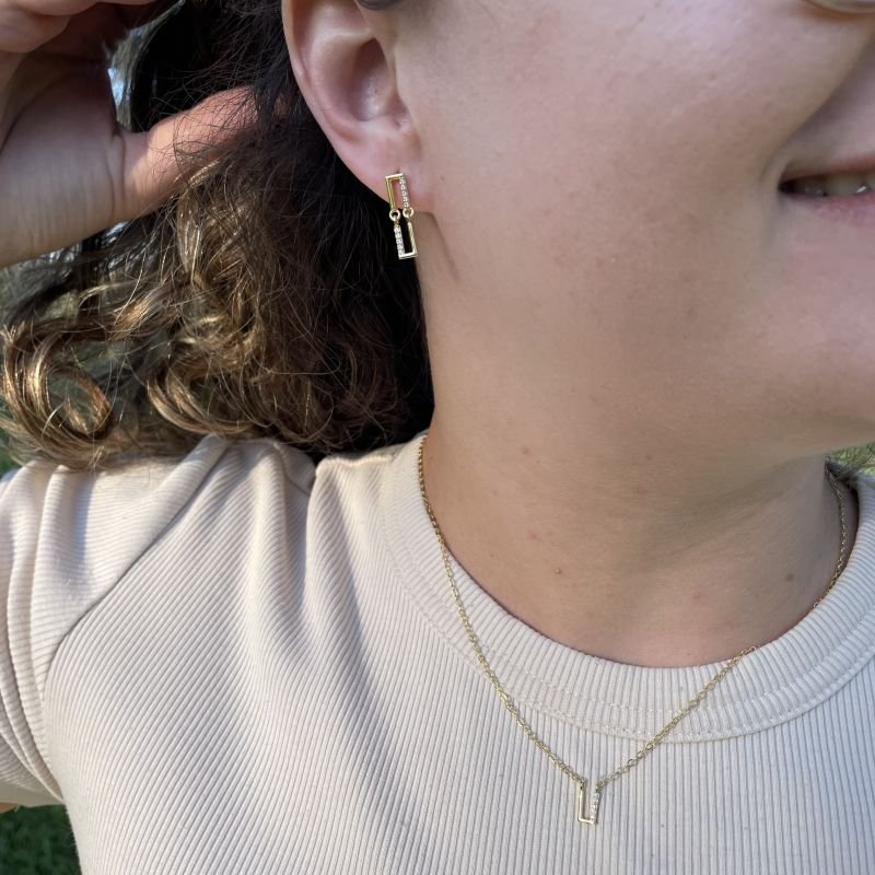 Conjunto Geométrico Retangular cravejado em zircônias brancas folheado a ouro 18k