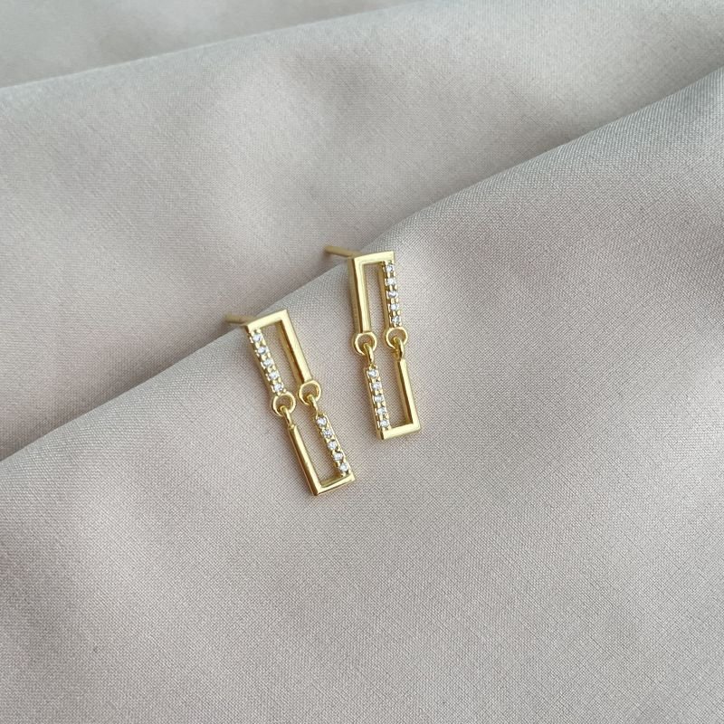 Conjunto Geométrico Retangular cravejado em zircônias brancas folheado a ouro 18k