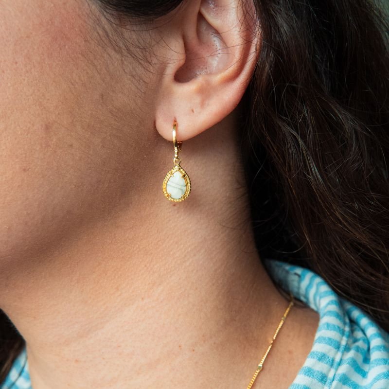 Conjunto Howlita sintética folheado a ouro 18k