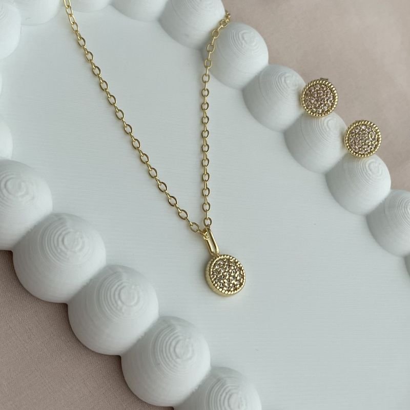 Conjunto redondo com zircônias brancas folheado a ouro 18k