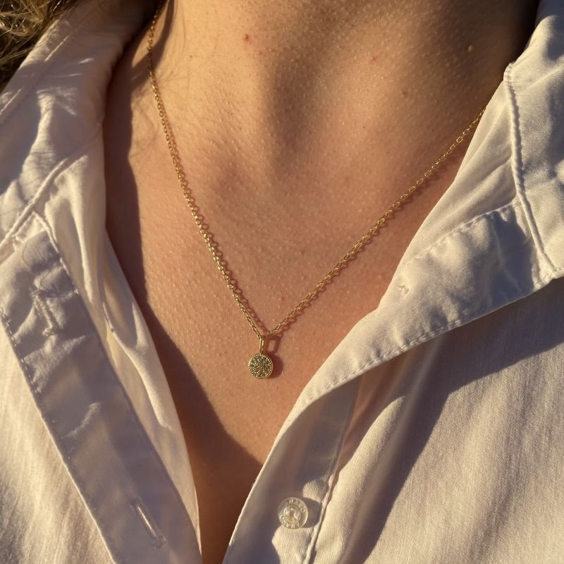 Conjunto redondo com zircônias brancas folheado a ouro 18k