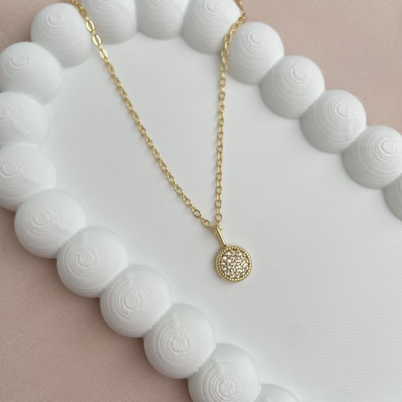 Conjunto redondo com zircônias brancas folheado a ouro 18k