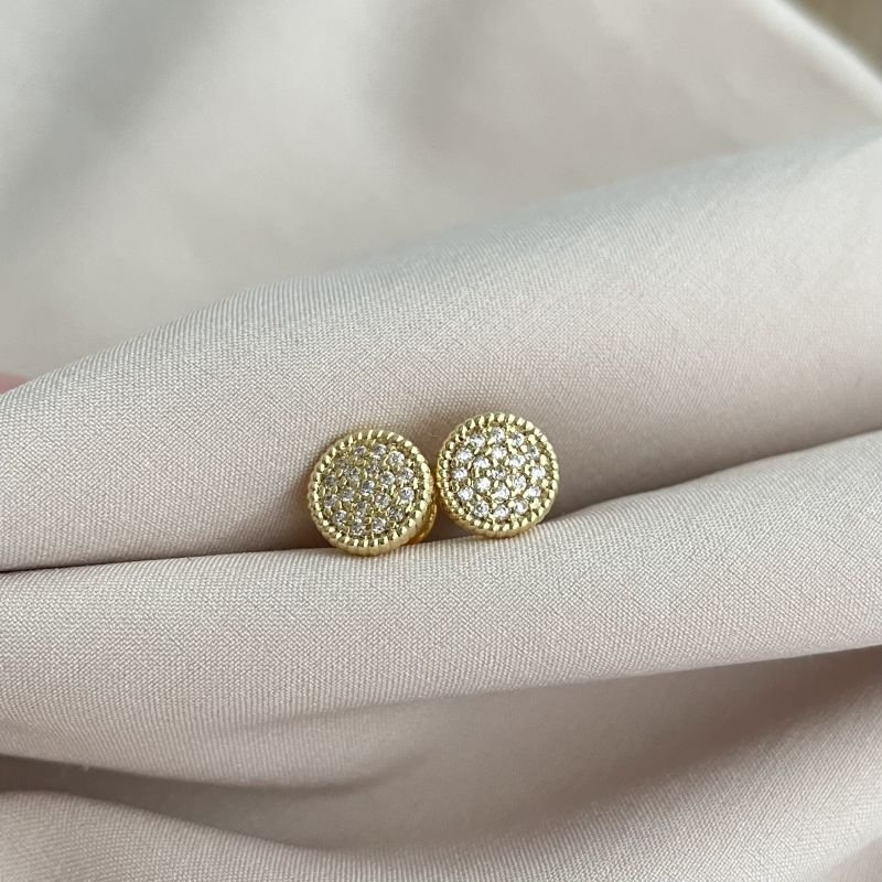 Conjunto redondo com zircônias brancas folheado a ouro 18k