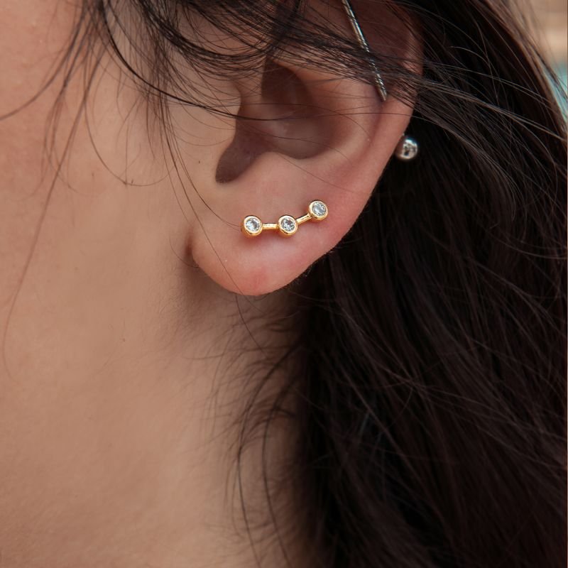 Ear cuff com zircônias brancas folheado a ouro 18k
