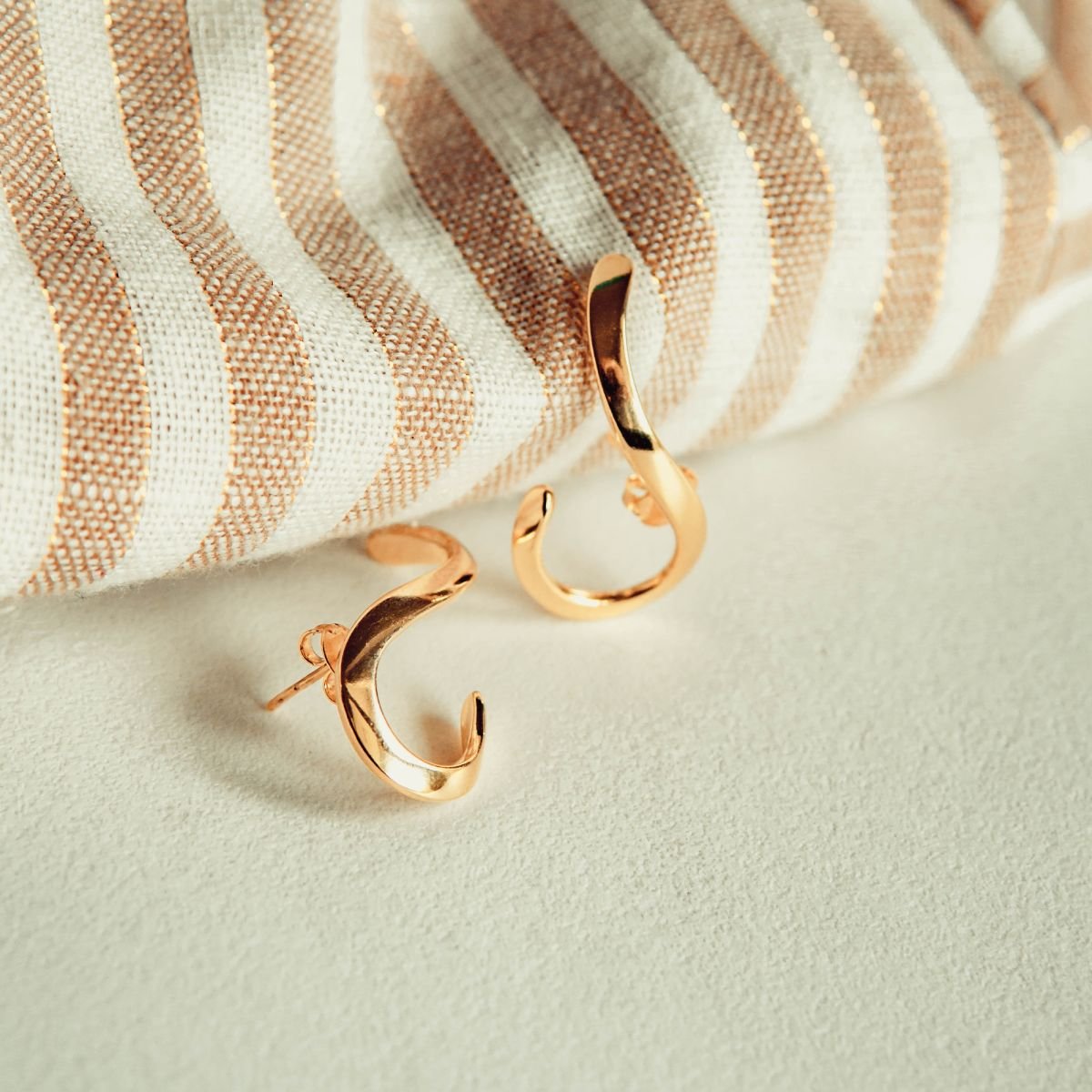 Ear cuff torcido folheado a ouro 18k