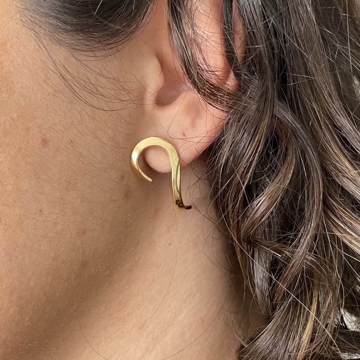 Ear cuff torcido folheado a ouro 18k