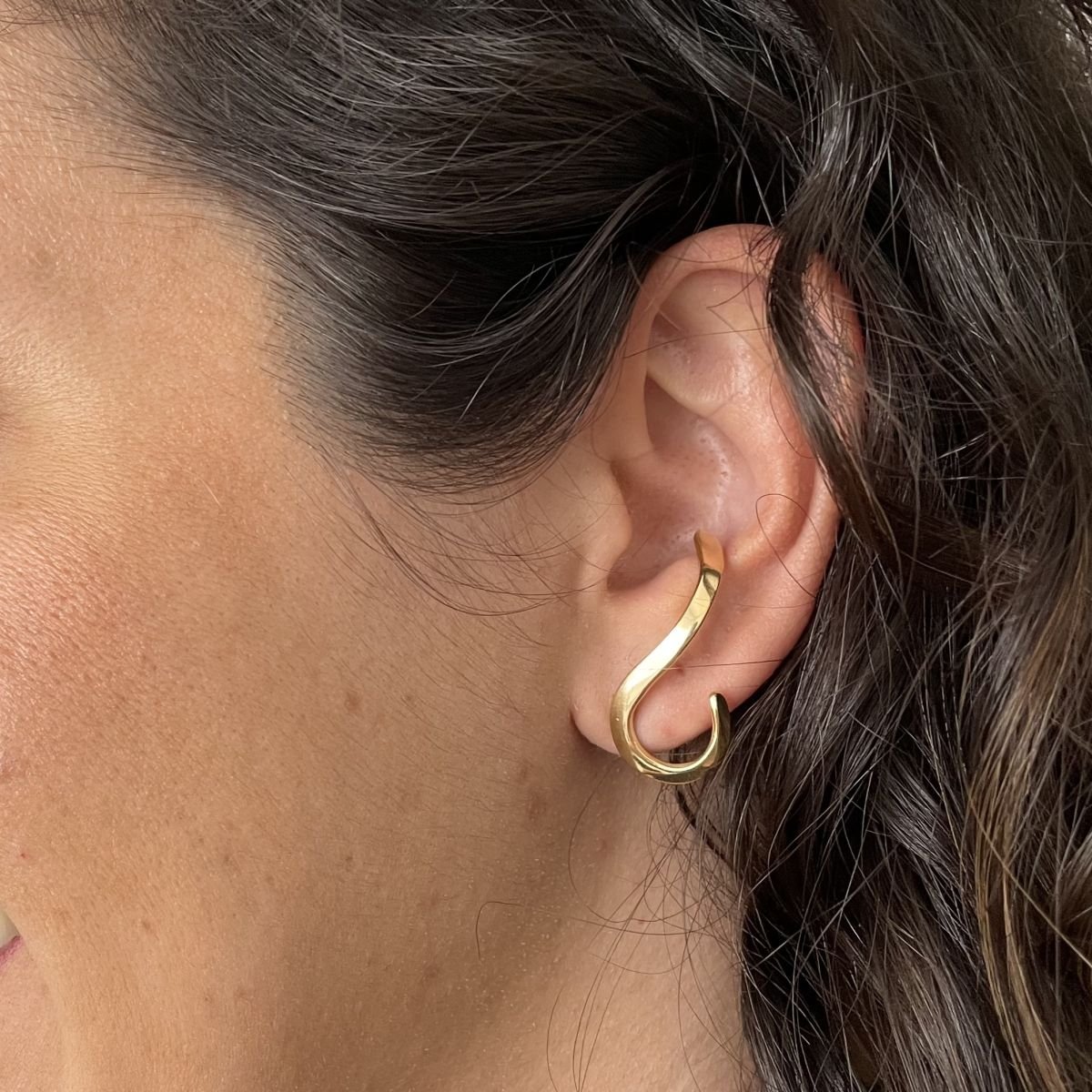 Ear cuff torcido folheado a ouro 18k