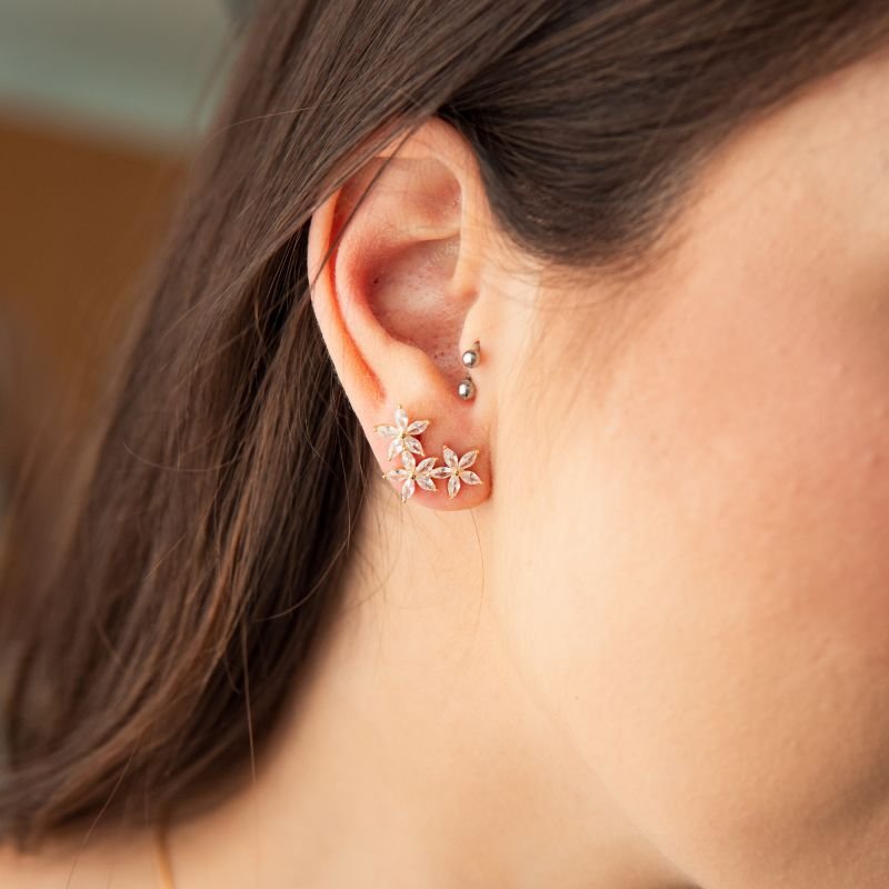 Ear cuff de flores folheado a ouro 18k