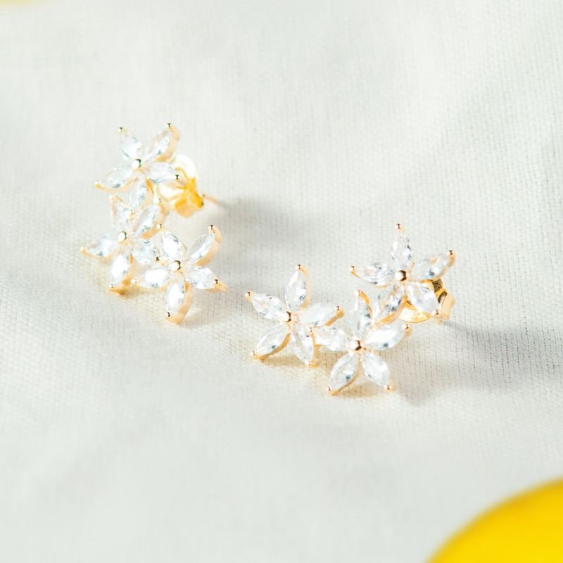 Ear cuff de flores folheado a ouro 18k