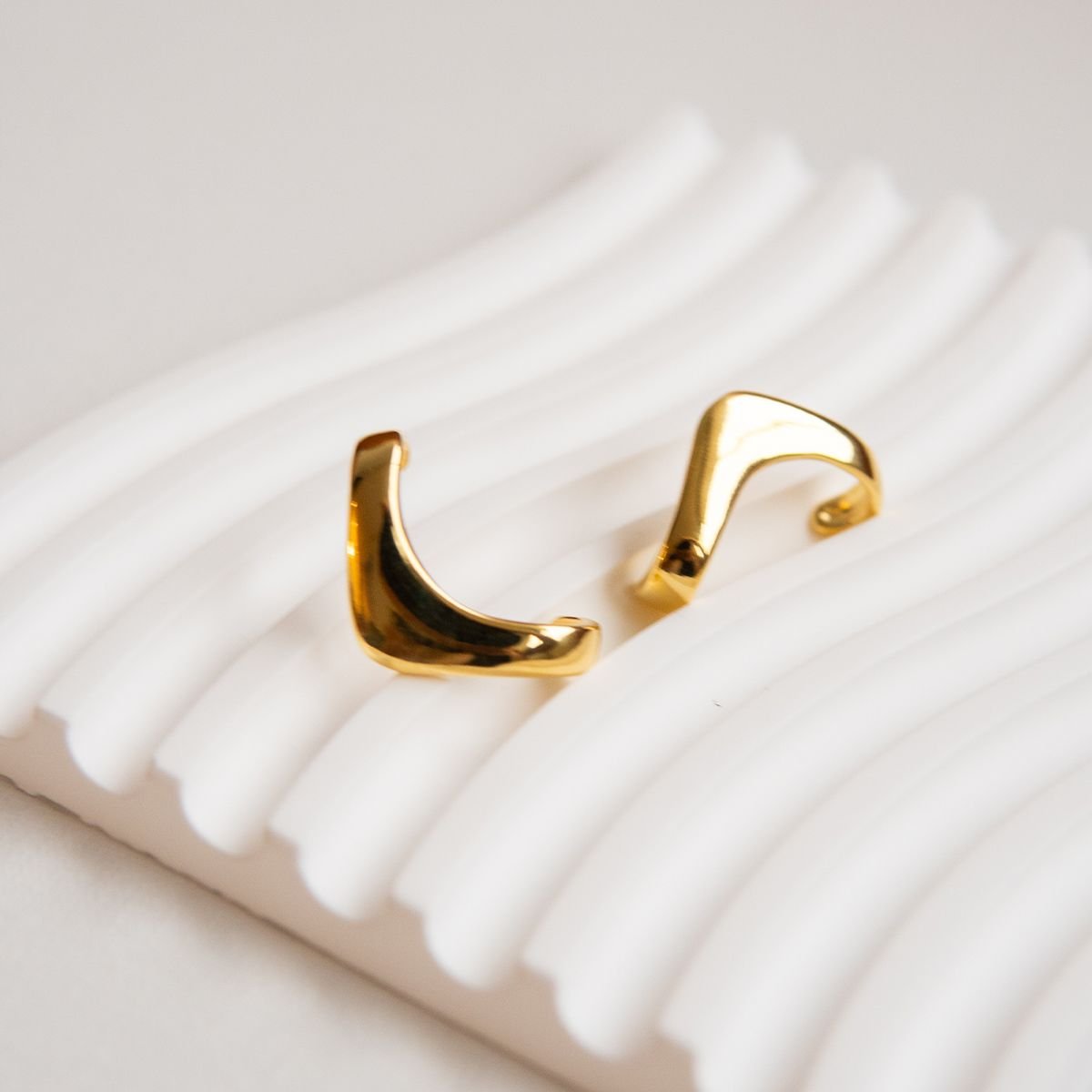 Ear hook triângular folheado a ouro 18k