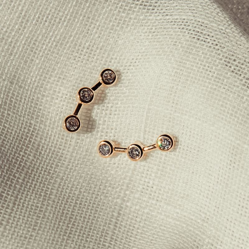 Ear cuff com zircônias brancas folheado a ouro 18k