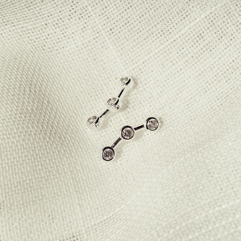 Ear cuff com zircônias brancas folheado a prata
