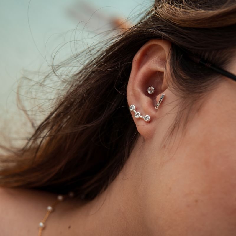 Ear cuff com zircônias brancas folheado a prata