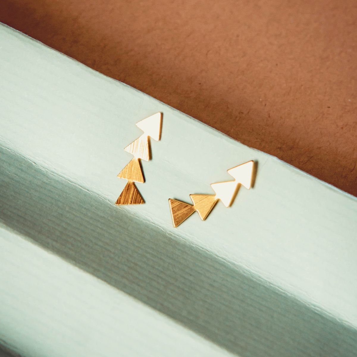 Ear cuff de triângulos folheado a ouro 18k