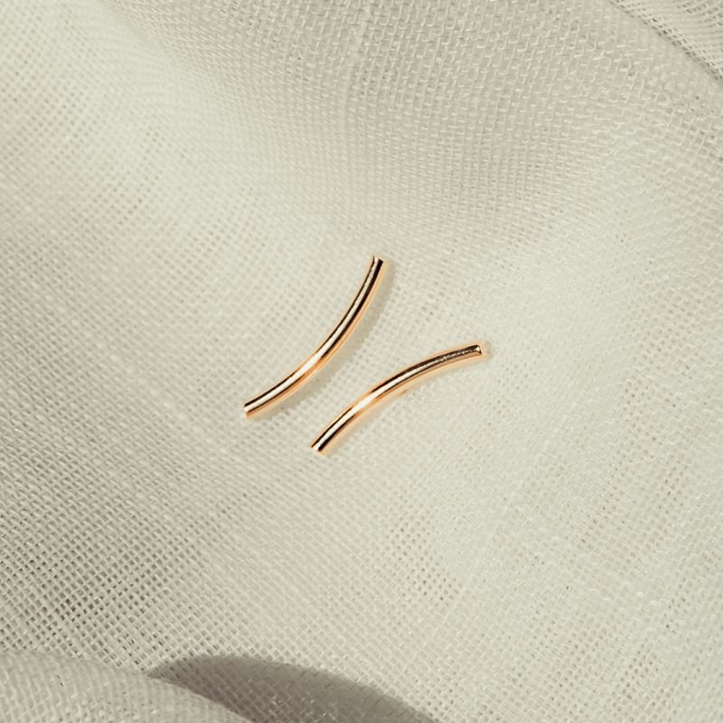 Ear cuff de tubinho minimalista folheado a ouro 18k