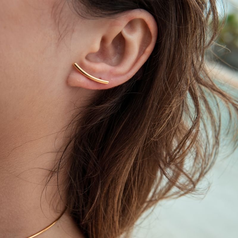 Ear cuff de tubinho minimalista folheado a ouro 18k