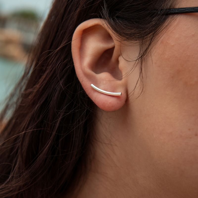 Ear cuff de tubinho minimalista folheado a prata