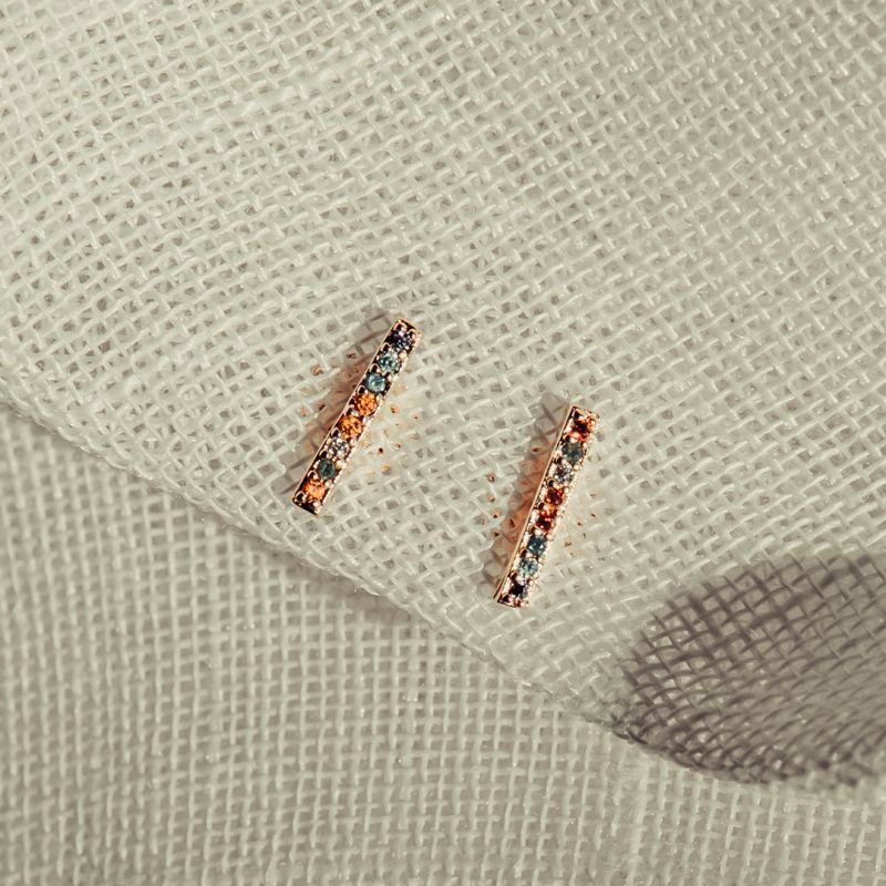 Ear cuff de zircônias coloridas folheado a ouro 18k