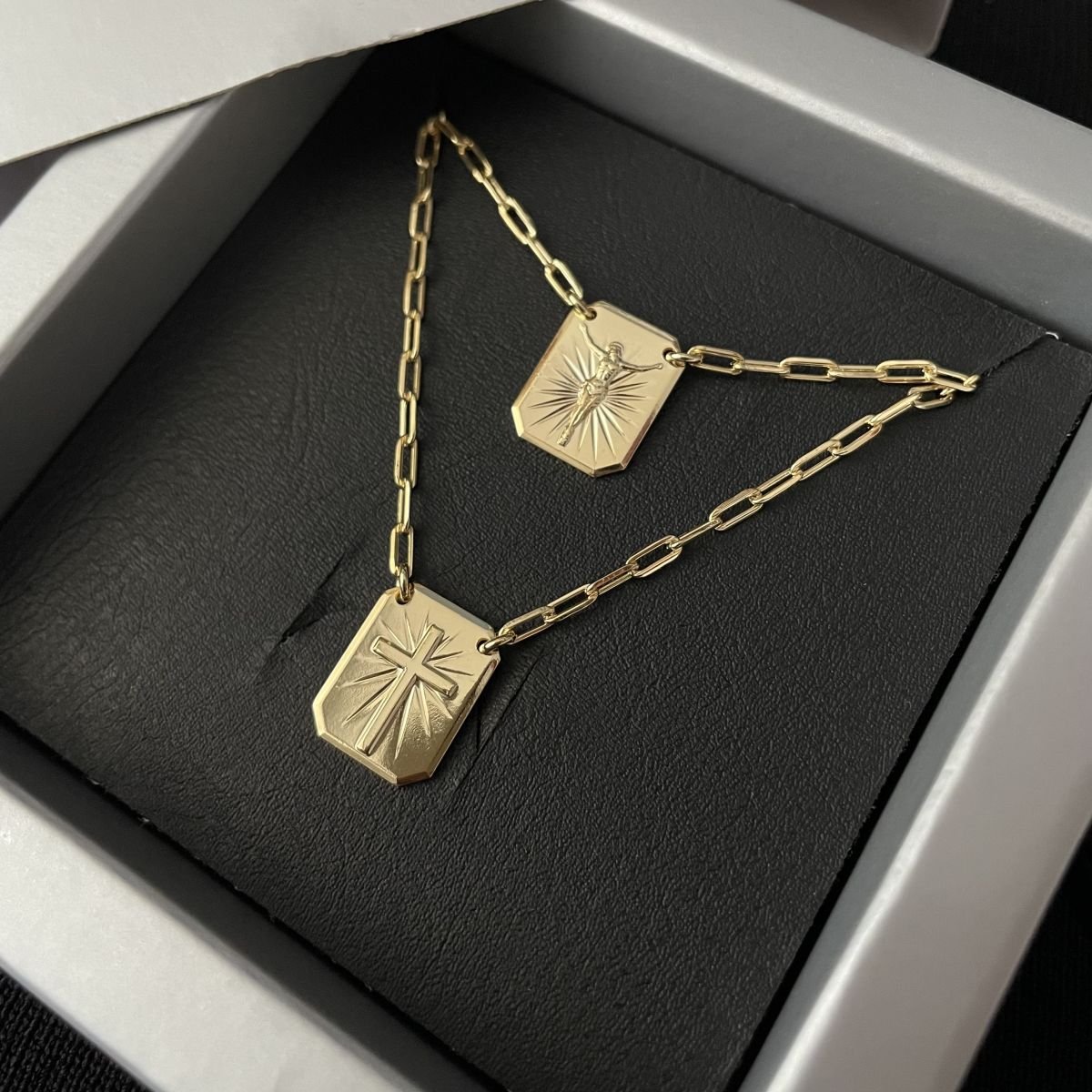 Escapulário Crucifixo e Jesus Cristo folheado a ouro 18k