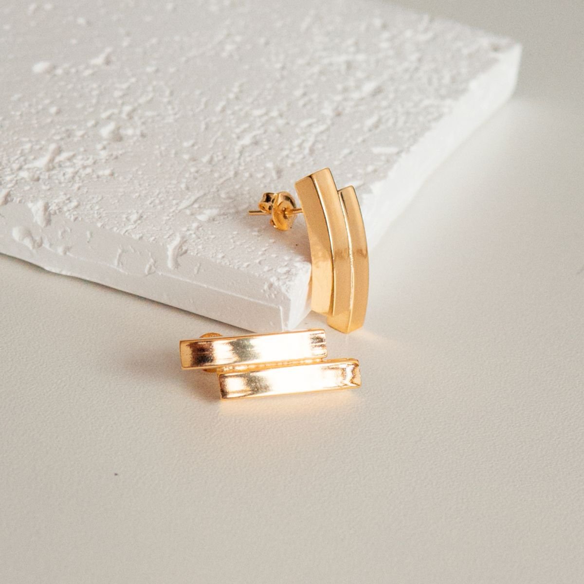 Meia argola de barrinha dupla folheada a ouro 18k